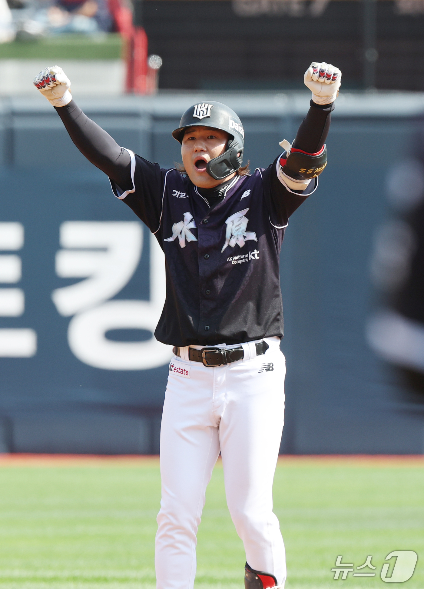 (수원=뉴스1) 김영운 기자 = 5일 오후 경기 수원시 장안구 KT위즈파크에서 열린 '2026 신한 SOL 뱅크 KBO리그' 롯데 자이언츠와 KT 위즈의 경기, 1회말 2사 주자 …