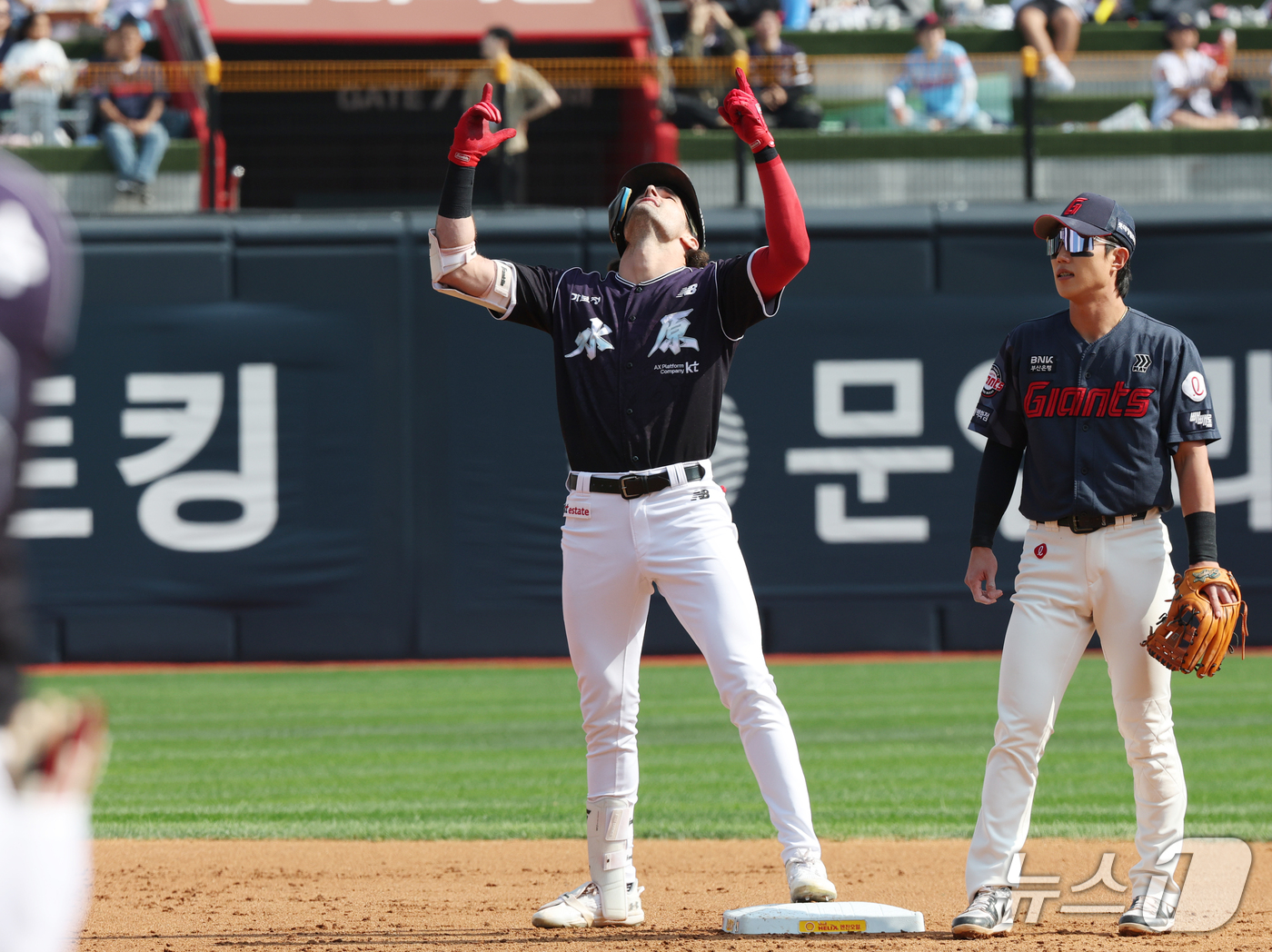 (수원=뉴스1) 김영운 기자 = 5일 오후 경기 수원시 장안구 KT위즈파크에서 열린 '2026 신한 SOL 뱅크 KBO리그' 롯데 자이언츠와 KT 위즈의 경기, 1회말 1사 주자 …