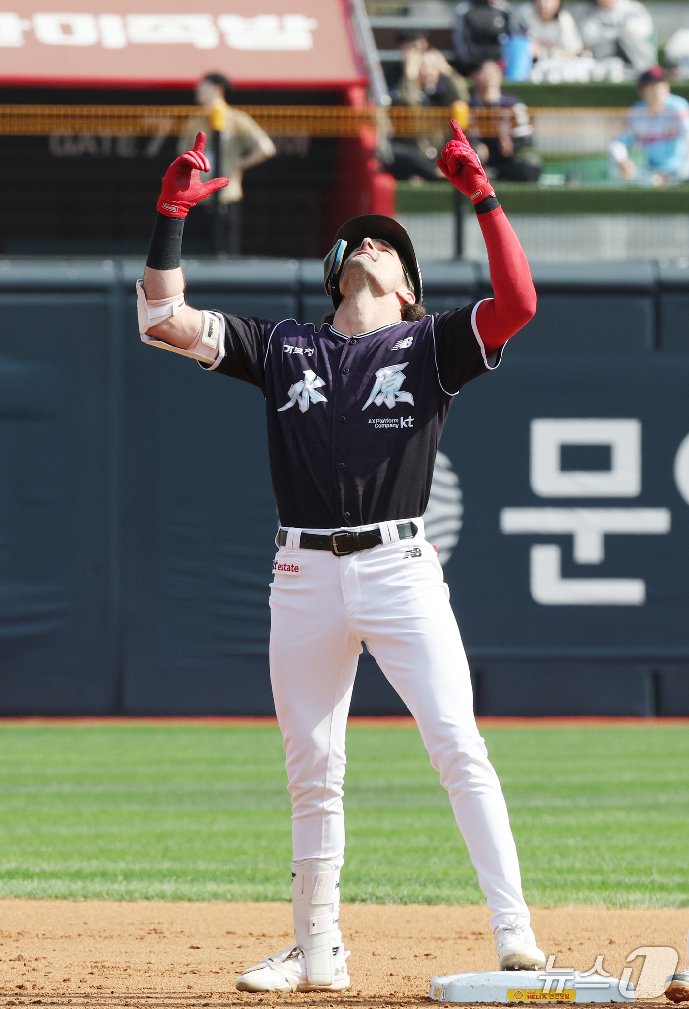 (수원=뉴스1) 김영운 기자 = 5일 오후 경기 수원시 장안구 KT위즈파크에서 열린 '2026 신한 SOL 뱅크 KBO리그' 롯데 자이언츠와 KT 위즈의 경기, 1회말 1사 주자 …