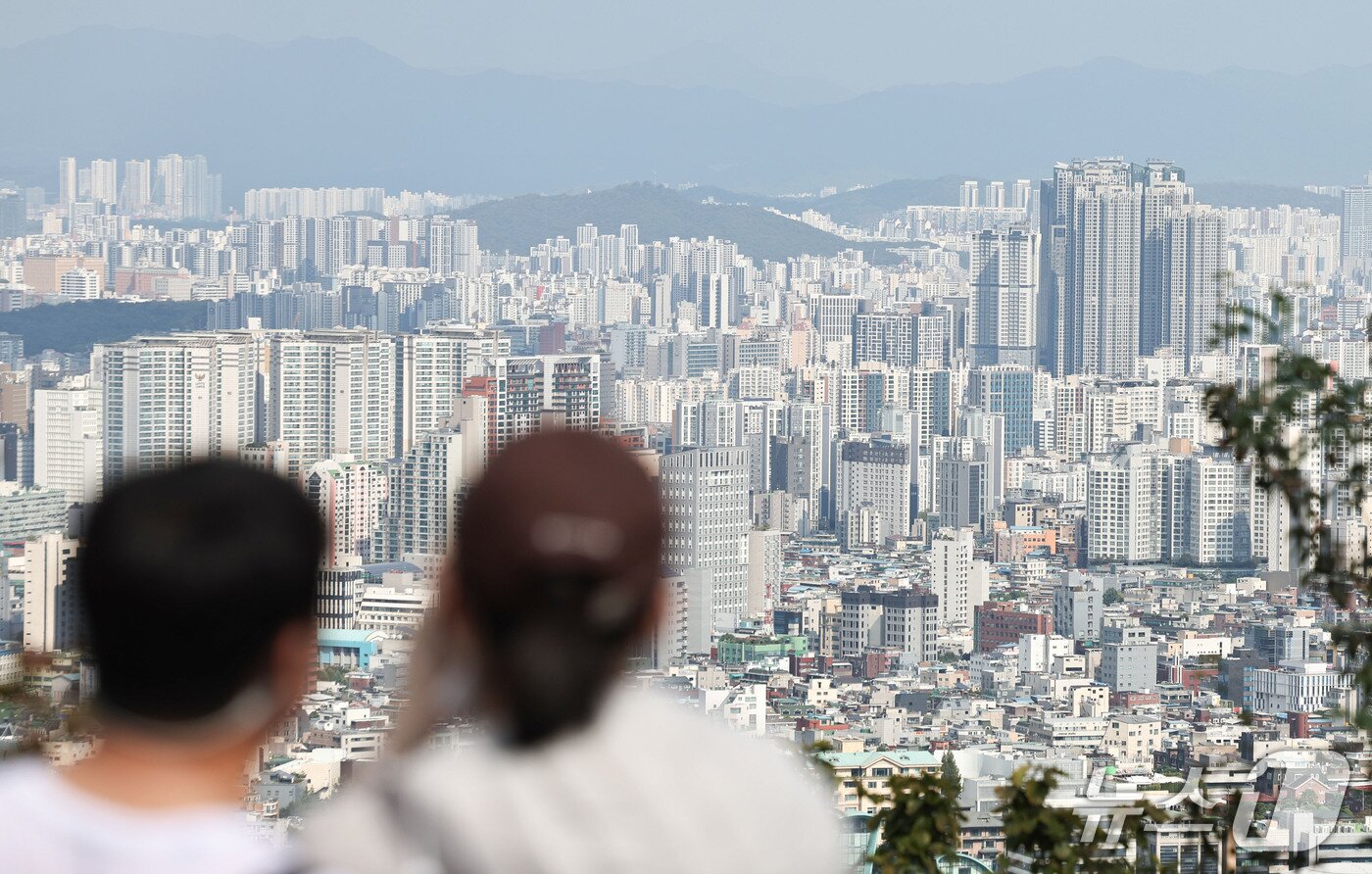 본문 이미지 - 남산에서 바라본 서울 시내 아파트 단지 모습. 2026.10.5 ⓒ 뉴스1 이종수 기자