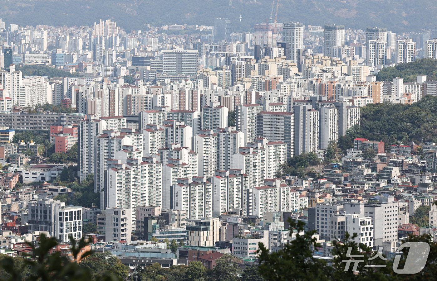 (서울=뉴스1) 이종수 기자 = 5일 국토교통부 실거래가 공개시스템에 신고된 서울 아파트 매매자료에 따르면 8·3 세제개편안 발표 이후 체결된 계약의 약 79%가 15억원 이하 거 …