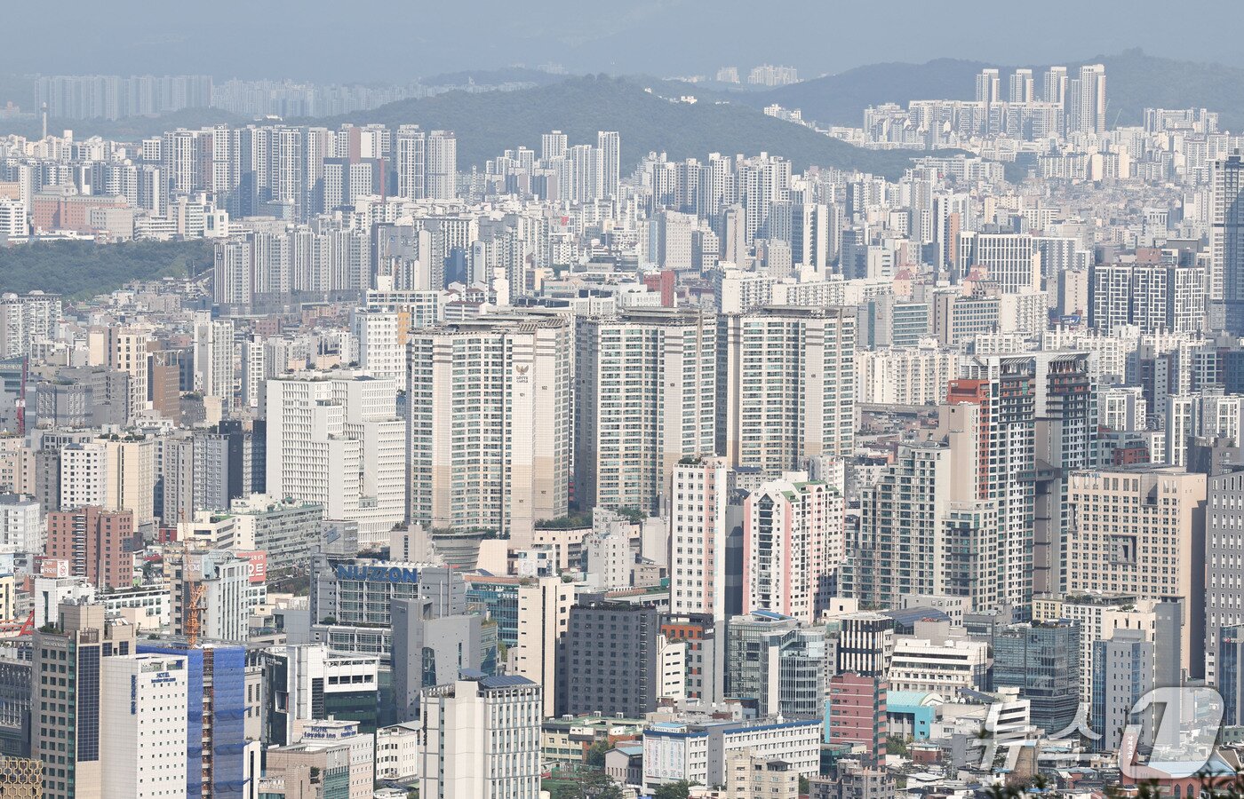본문 이미지 - 국토교통부 실거래가 공개시스템에 신고된 서울 아파트 매매자료에 따르면 8·3 세제개편안 발표 이후 체결된 계약의 약 79%가 15억원 이하 거래인 것으로 나타났다. 남산에서 바라본 서울 시내 아파트 단지 모습. 2026.10.5 ⓒ 뉴스1 이종수 기자
