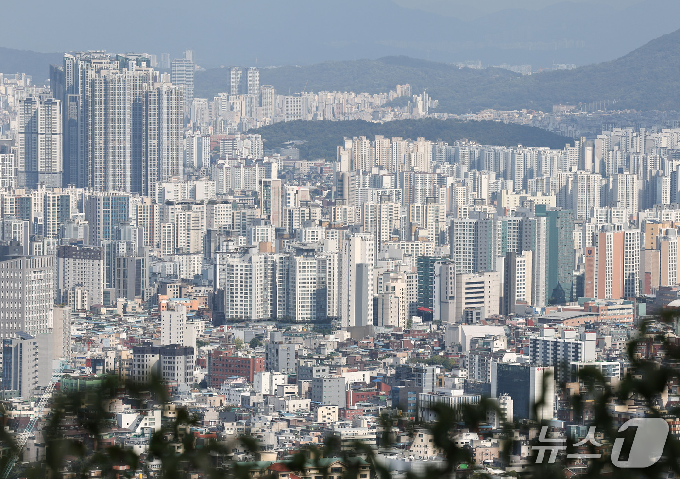 (서울=뉴스1) 이종수 기자 = 5일 국토교통부 실거래가 공개시스템에 신고된 서울 아파트 매매자료에 따르면 8·3 세제개편안 발표 이후 체결된 계약의 약 79%가 15억원 이하 거 …