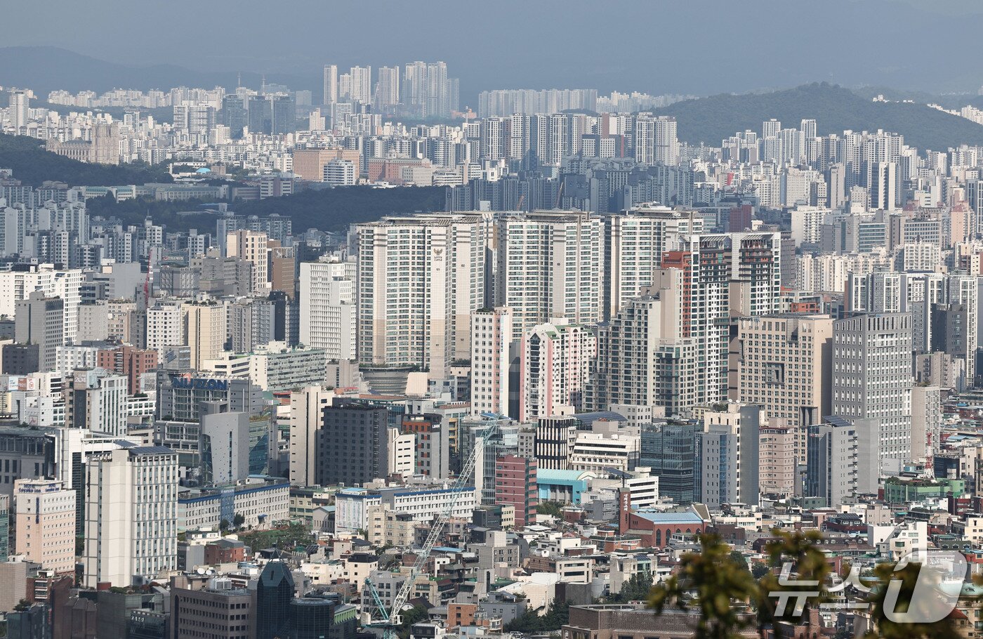 본문 이미지 - 남산에서 바라본 서울 시내 아파트 단지 모습.(사진은 기사 내용과 무관함) 2026.10.5 ⓒ 뉴스1 이종수 기자
