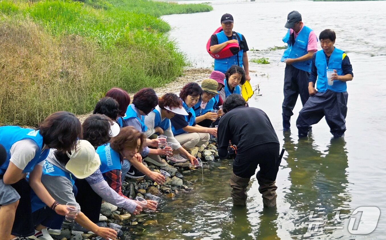 본문 이미지 - 현대차 울산공장 환경팀 임직원들과 태화강보존회 회원들이 태화강 하류에서 동남참게와 각시붕어 치어를 방류하고 있다.(현대차 울산공장 제공. 재판매 및 DB 금지)/뉴스1