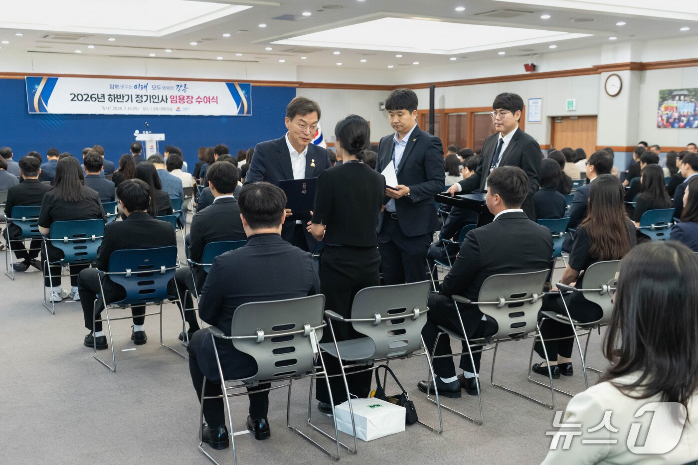 본문 이미지 - 김중남 강릉시장이  지난 7월16일 하반기 정기인사 임용장 수여식에서 직원들의 자리로 직접 찾아가 임용장을 전달하고 있다.(강릉시 제공, 재판매 및 DB 금지) 