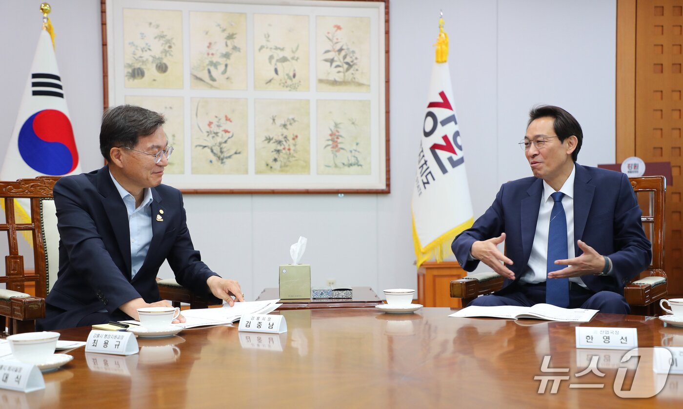 본문 이미지 - 지난 7월 김중남 강원 강릉시장(사진 왼쪽)이 강원도청을 찾아 우상호 강원지사와 현안 논의를 하고 있다.(강릉시 제공, 재판매 및 DB 금지)