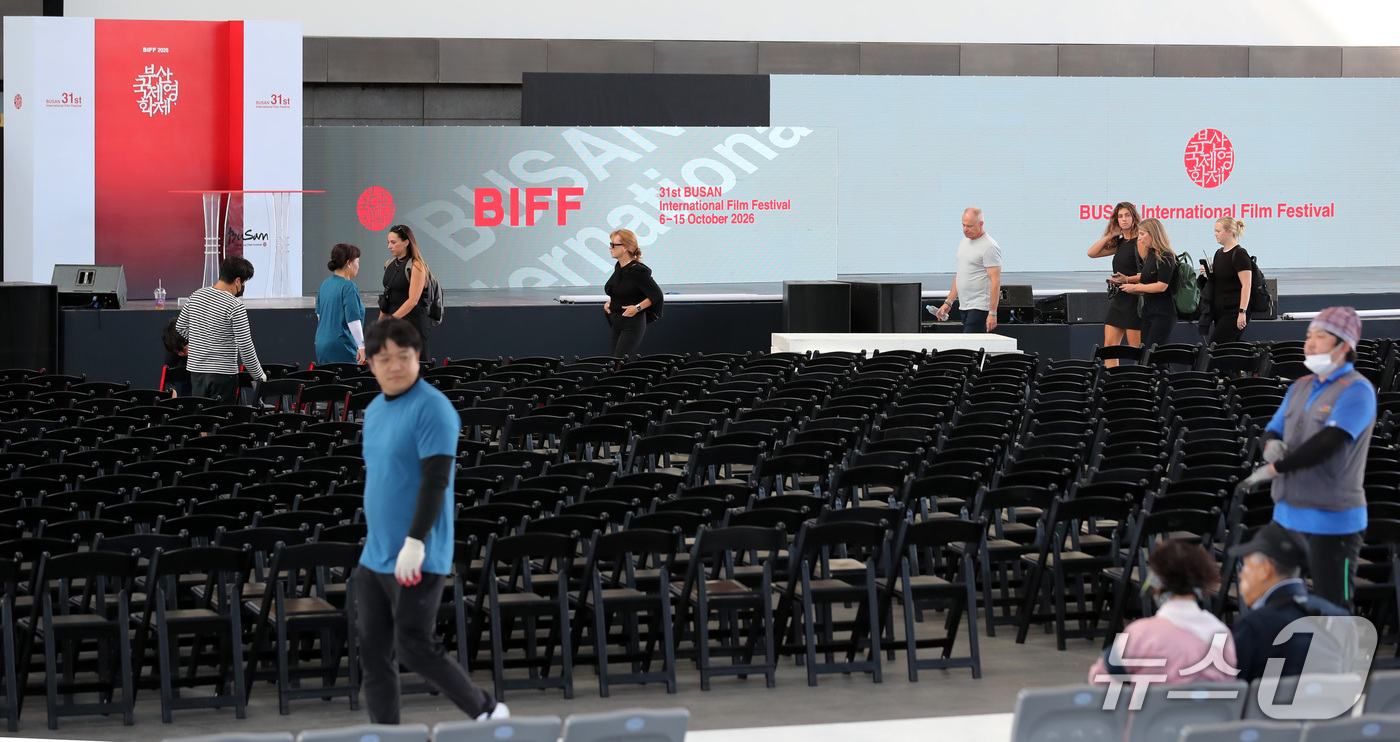 (부산=뉴스1) 윤일지 기자 = 제31회 부산국제영화제(BIFF) 개막을 하루 앞둔 5일 오후 부산 해운대구 영화의전당에서 관계자들이 개막 준비를 하고 있다.오는 6일부터 15일까 …
