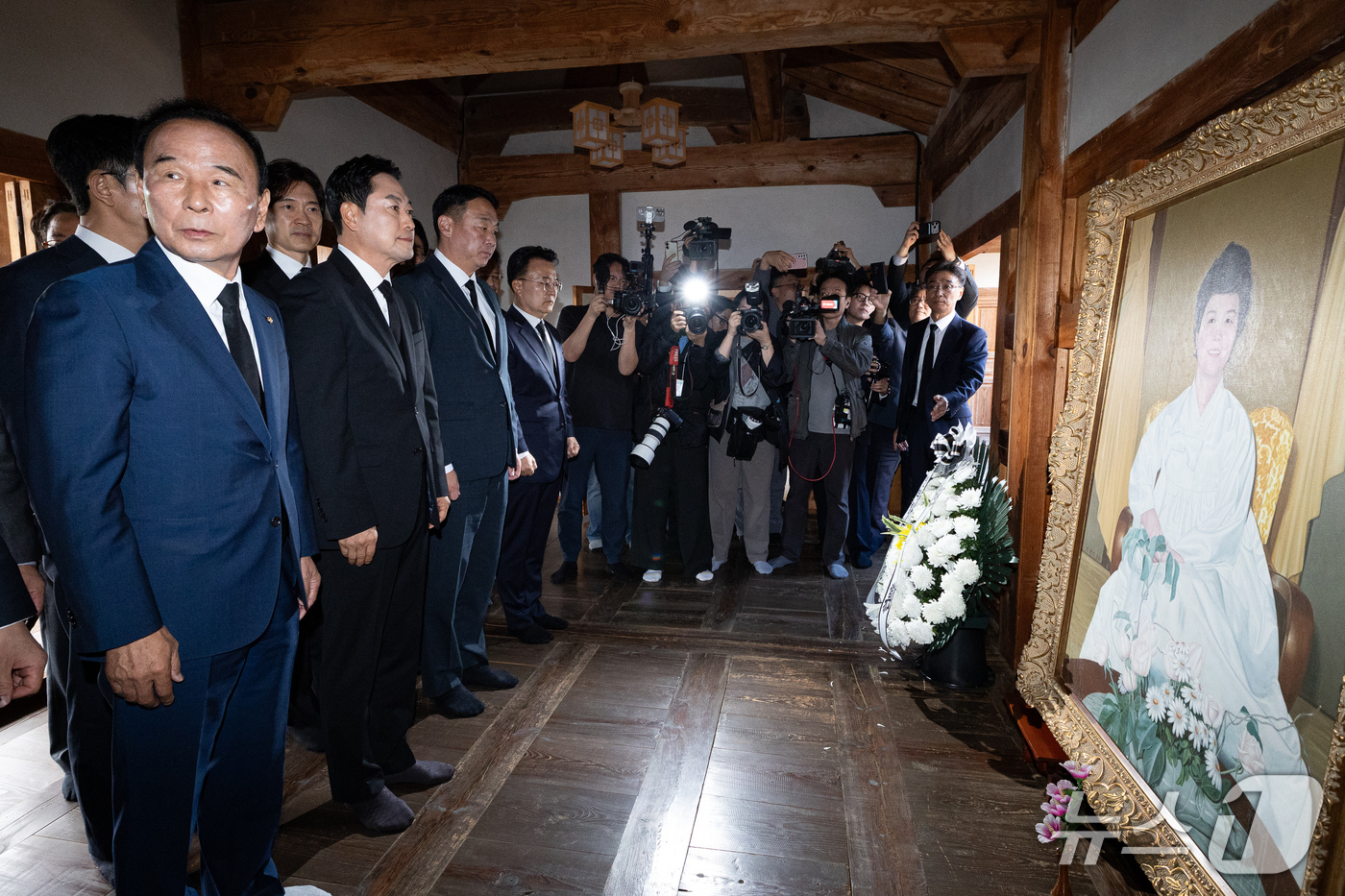 (옥천=뉴스1) 유승관 기자 = 장동혁 국민의힘 대표가 5일 충북 옥천군 고(故) 육영수 여사의 생가를 찾아 영정을 바라보고 있다.역사 왜곡 논란이 이어지고 있는 허진호 감독의 영 …