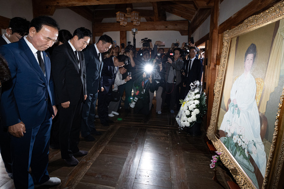 육영수 여사 생가 찾아 묵념하는 장동혁 대표