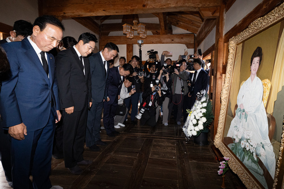 장동혁 국민의힘 대표, 육영수 여사 생가 찾아 묵념