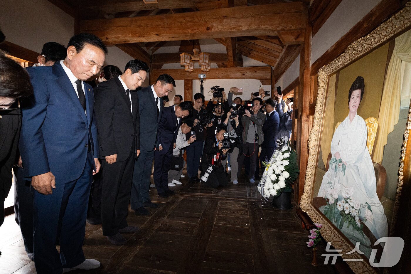 본문 이미지 - 장동혁 국민의힘 대표가 5일 충북 옥천군 고(故) 육영수 여사의 생가를 찾아 헌화 후 묵념하고 있다.  2026.10.5 ⓒ 뉴스1 유승관 기자