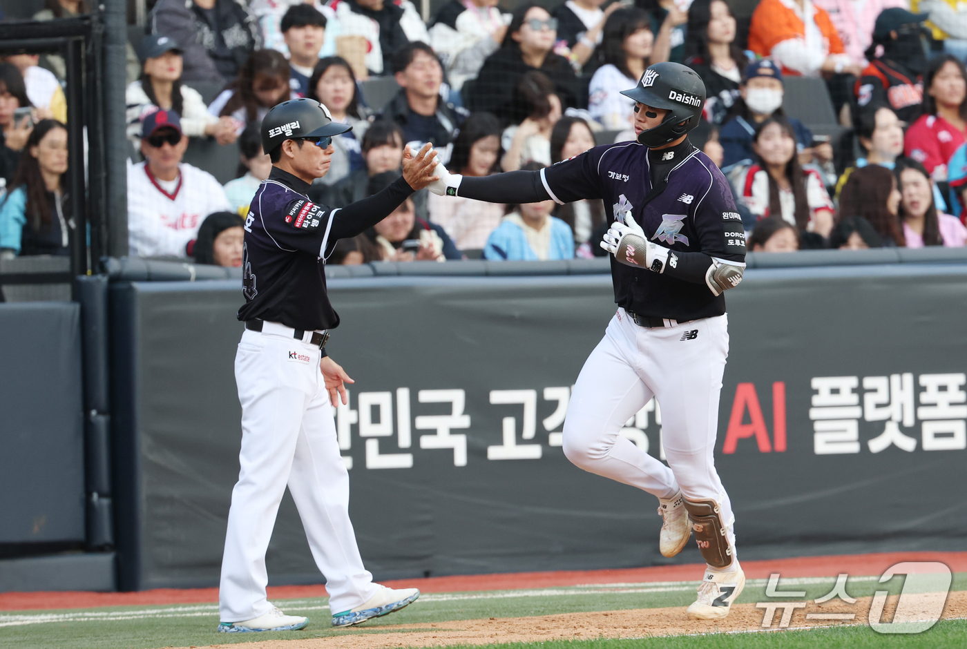 (수원=뉴스1) 김영운 기자 = 5일 오후 경기 수원시 장안구 KT위즈파크에서 열린 '2026 신한 SOL 뱅크 KBO리그' 롯데 자이언츠와 KT 위즈의 경기, 6회말 1사 주자 …
