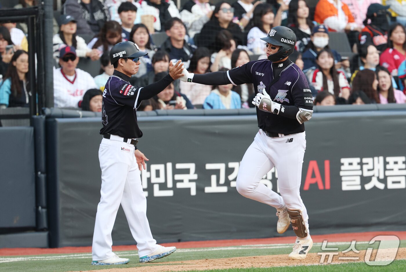 본문 이미지 - 5일 오후 경기 수원시 장안구 KT위즈파크에서 열린 '2026 신한 SOL 뱅크 KBO리그' 롯데 자이언츠와 KT 위즈의 경기, 6회말 1사 주자 없는 상황 KT 장준원이 홈런을 치고 홈으로 향하고 있다. 2026.10.5 ⓒ 뉴스1 김영운 기자