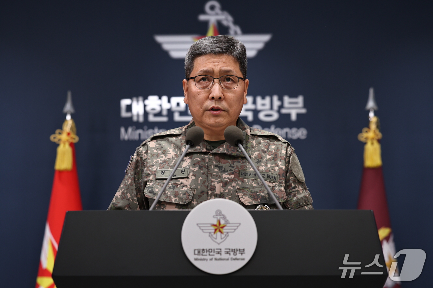 (서울=뉴스1) 구윤성 기자 = 권대원 합동참모본부 차장이 5일 서울 용산구 국방부에서 육군 25사단 비무장지대(DMZ) 지뢰 폭발상황 관련 최종 조사결과를 발표하고 있다.  20 …