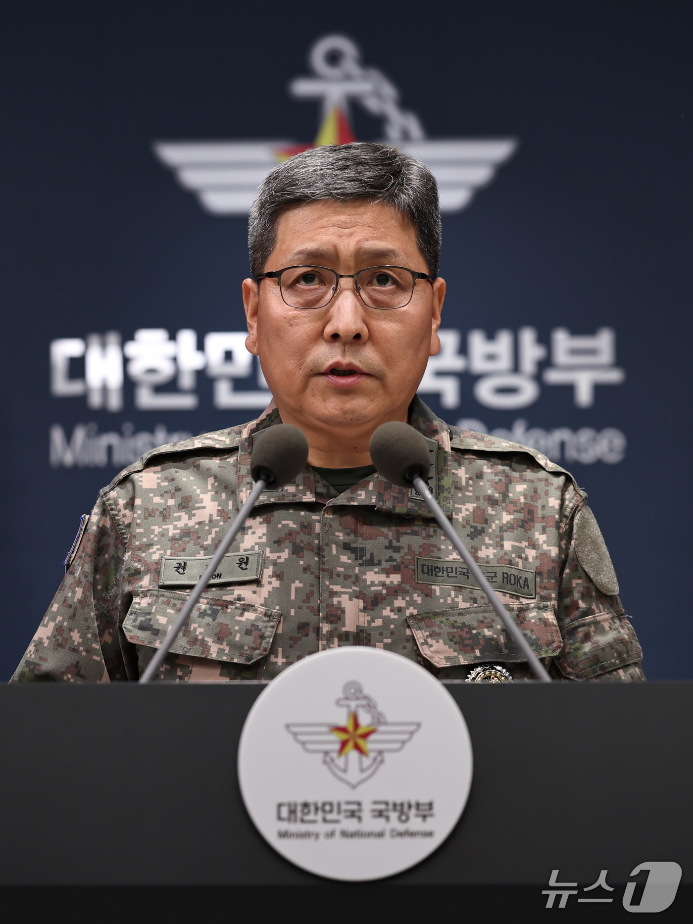 (서울=뉴스1) 구윤성 기자 = 권대원 합동참모본부 차장이 5일 서울 용산구 국방부에서 육군 25사단 비무장지대(DMZ) 지뢰 폭발상황 관련 최종 조사결과를 발표하고 있다.  20 …