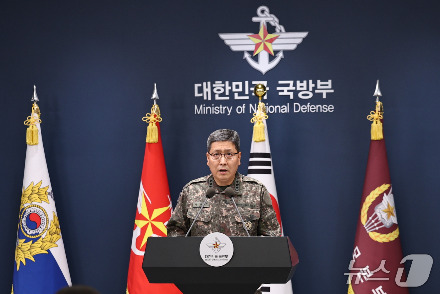 (서울=뉴스1) 구윤성 기자 = 권대원 합동참모본부 차장이 5일 서울 용산구 국방부에서 육군 25사단 비무장지대(DMZ) 지뢰 폭발상황 관련 최종 조사결과를 발표하고 있다. 202 …