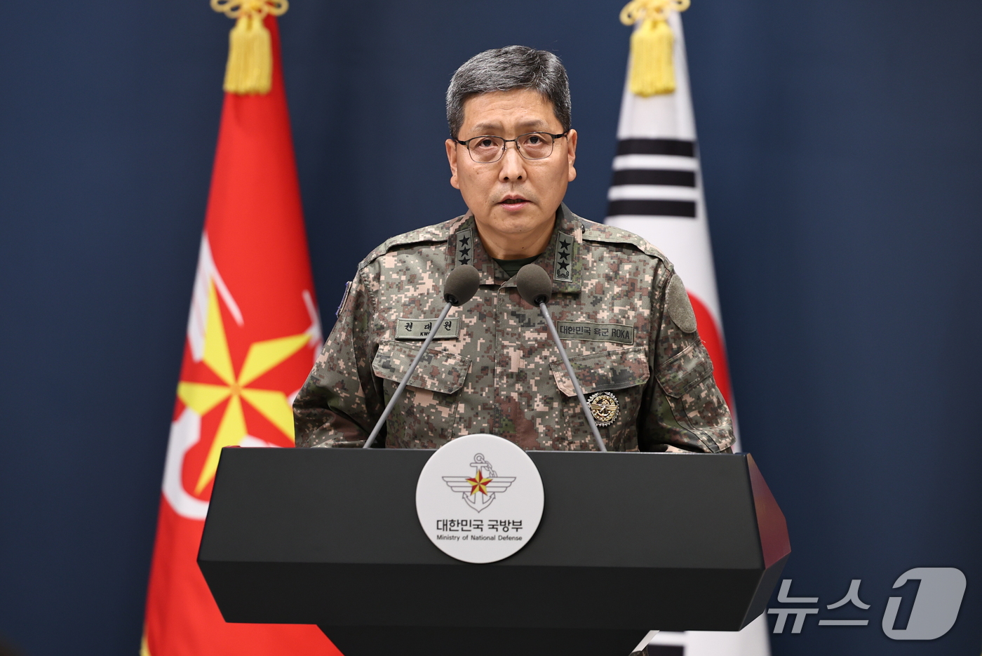 (서울=뉴스1) 구윤성 기자 = 권대원 합동참모본부 차장이 5일 서울 용산구 국방부에서 육군 25사단 비무장지대(DMZ) 지뢰 폭발상황 관련 최종 조사결과를 발표하고 있다.  20 …