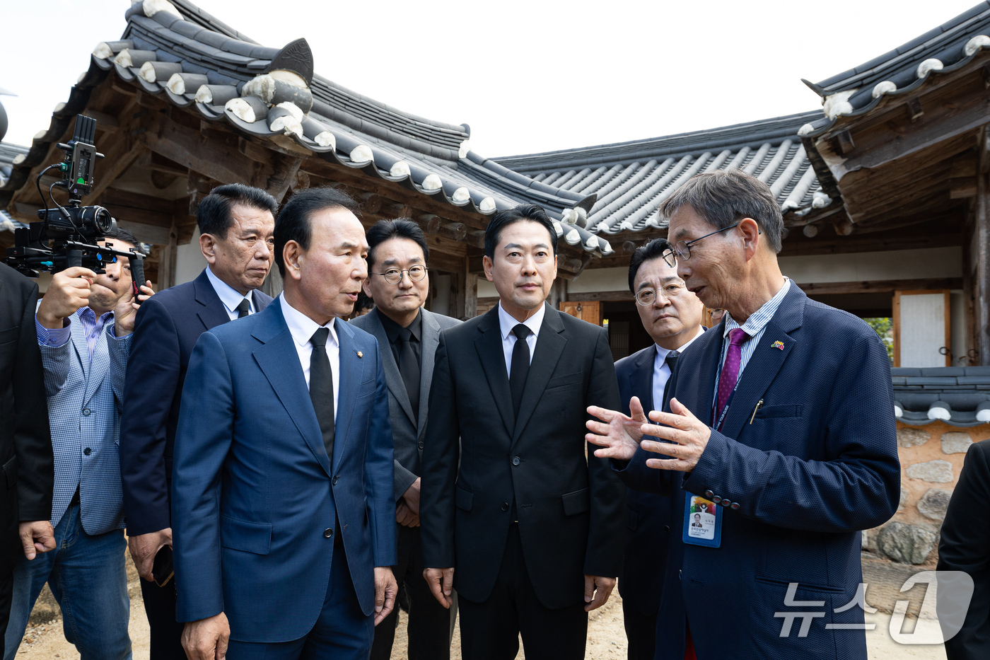 (옥천=뉴스1) 유승관 기자 = 장동혁 국민의힘 대표가 5일 충북 옥천군 고(故) 육영수 여사의 생가를 찾아 둘러보고 있다.역사 왜곡 논란이 이어지고 있는 허진호 감독의 영화 '암 …