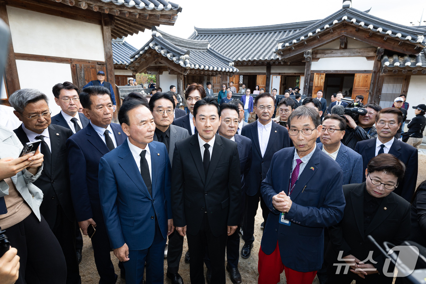 (옥천=뉴스1) 유승관 기자 = 장동혁 국민의힘 대표가 5일 충북 옥천군 고(故) 육영수 여사의 생가를 찾아 둘러보고 있다.역사 왜곡 논란이 이어지고 있는 허진호 감독의 영화 '암 …