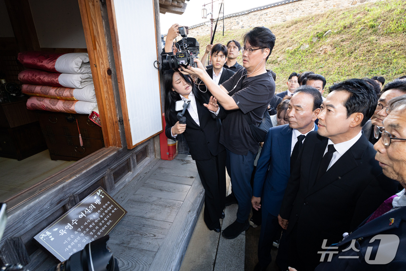 (옥천=뉴스1) 유승관 기자 = 장동혁 국민의힘 대표가 5일 충북 옥천군 고(故) 육영수 여사의 생가를 찾아 육 여사의 방을 바라보고 있다.역사 왜곡 논란이 이어지고 있는 허진호 …