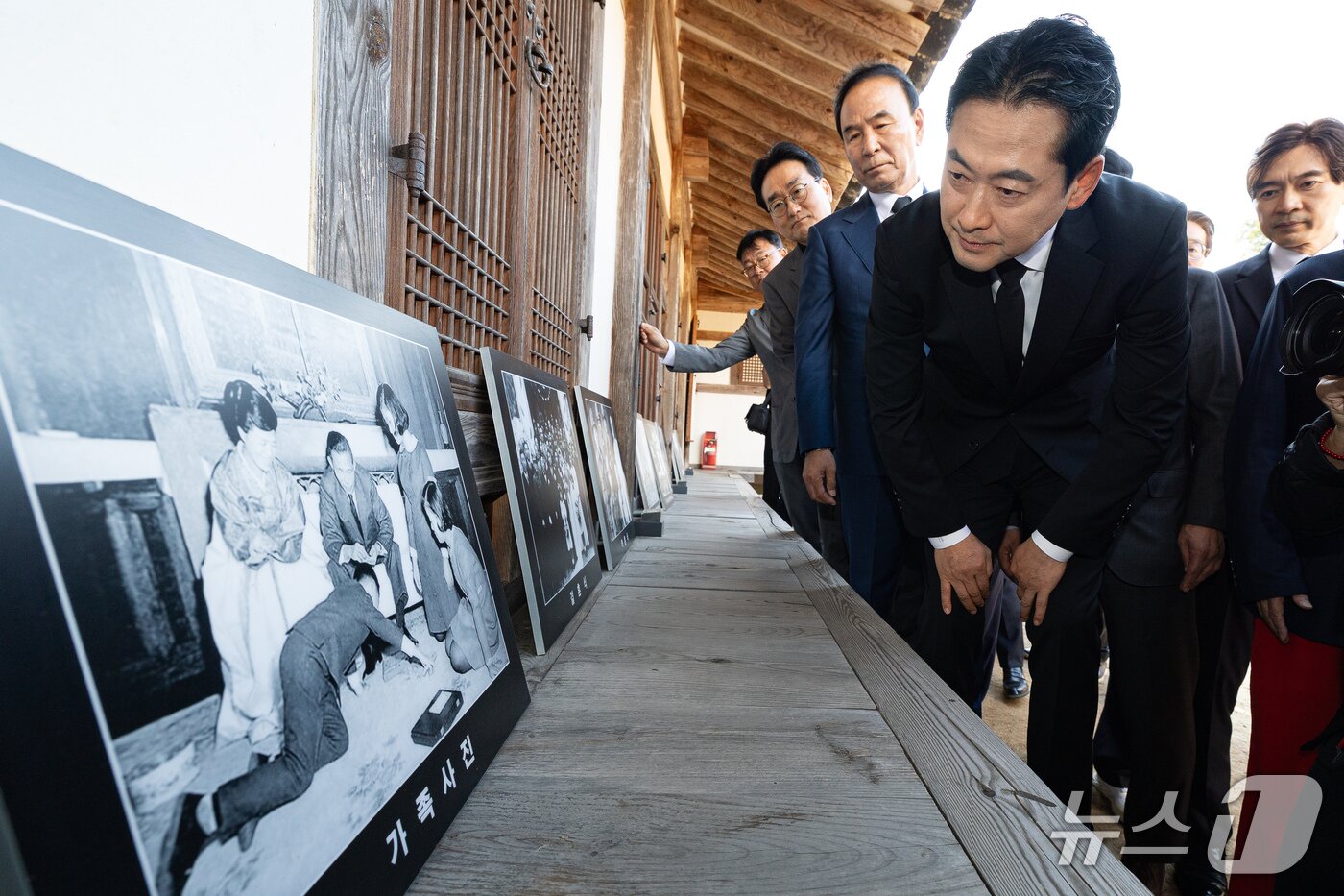본문 이미지 - 장동혁 국민의힘 대표가 5일 충북 옥천군 고(故) 육영수 여사의 생가를 찾아 박정희 전 대통령 가족사진을 바라보고 있다. 2026.10.5 ⓒ 뉴스1 유승관 기자