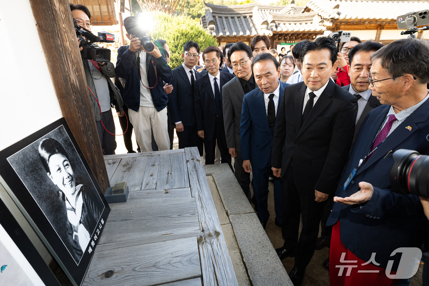(옥천=뉴스1) 유승관 기자 = 장동혁 국민의힘 대표가 5일 충북 옥천군 고(故) 육영수 여사의 생가를 찾아 육 여사의 생전 기록물을 바라보고 있다.역사 왜곡 논란이 이어지고 있는 …