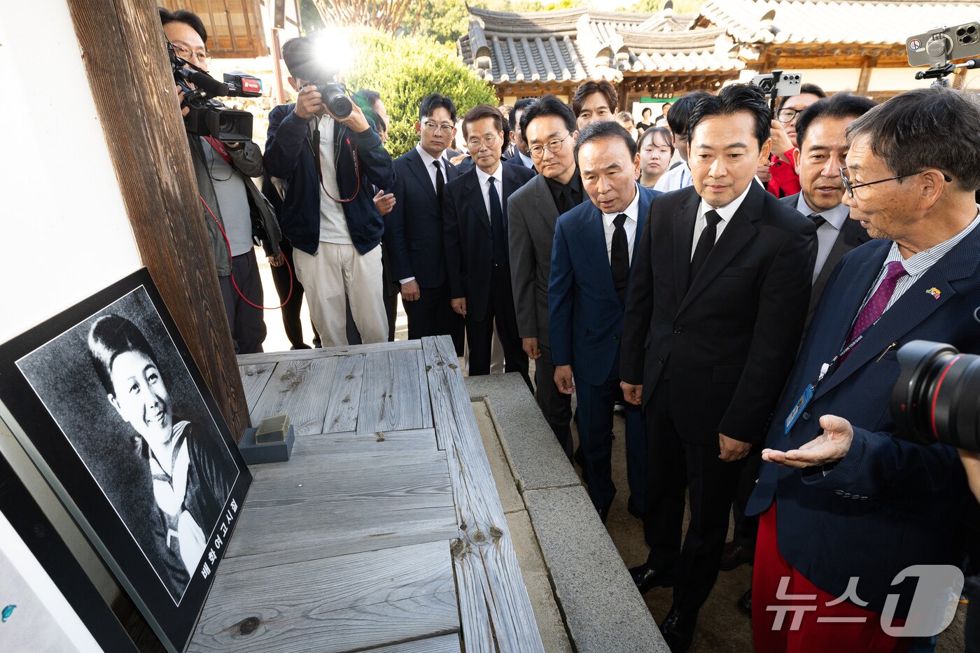본문 이미지 - 장동혁 국민의힘 대표가 5일 충북 옥천군 고(故) 육영수 여사의 생가를 찾아 육 여사의 생전 기록물을 바라보고 있다. 2026.10.5 ⓒ 뉴스1 유승관 기자