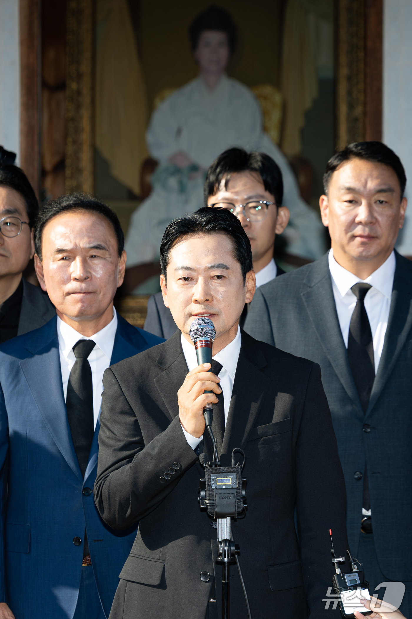 (옥천=뉴스1) 유승관 기자 = 장동혁 국민의힘 대표가 5일 충북 옥천군 고(故) 육영수 여사의 생가를 찾아 긴급 기자회견을 하고 있다.역사 왜곡 논란이 이어지고 있는 허진호 감독 …