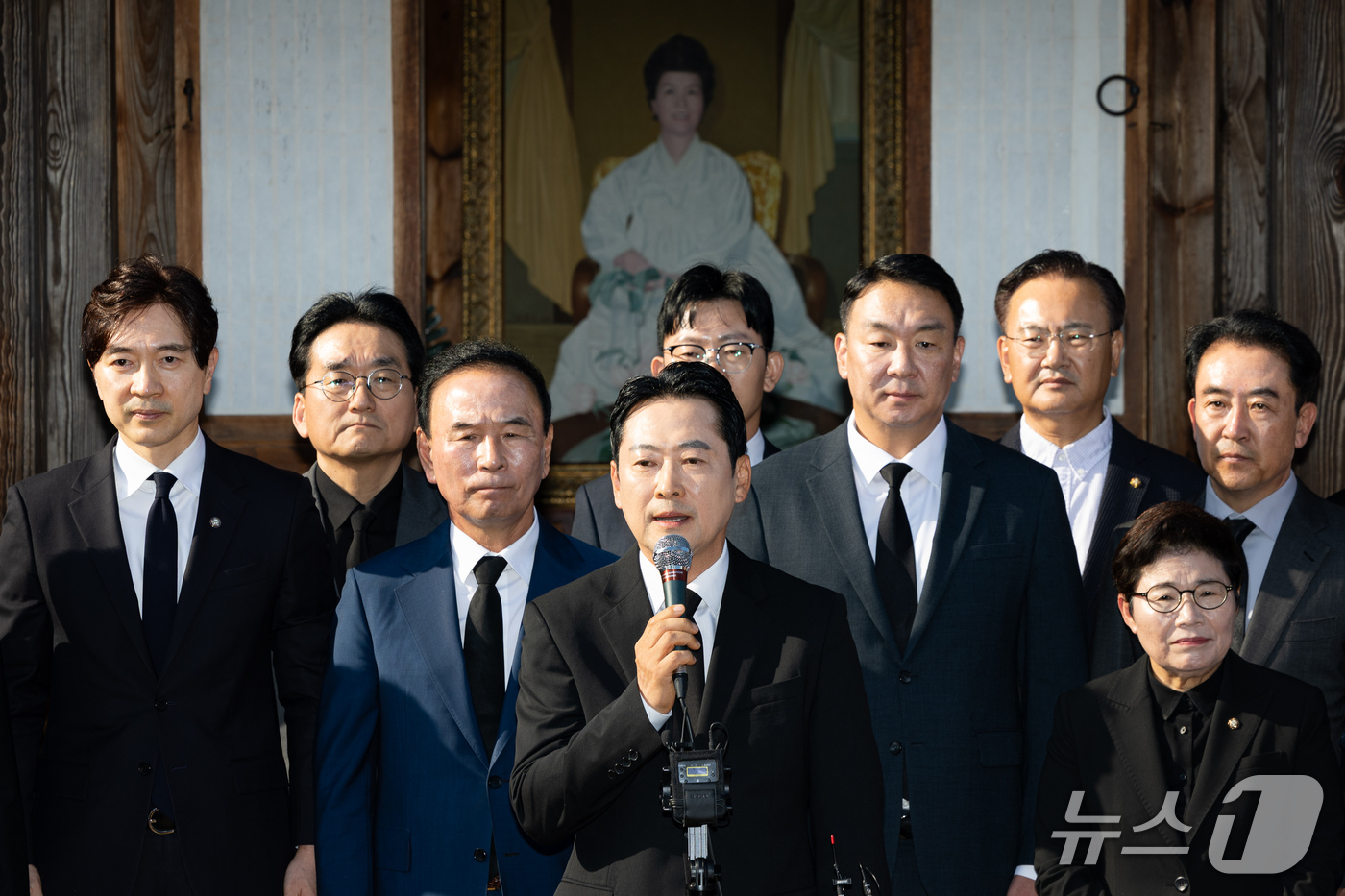 (옥천=뉴스1) 유승관 기자 = 장동혁 국민의힘 대표가 5일 충북 옥천군 고(故) 육영수 여사의 생가를 찾아 긴급 기자회견을 하고 있다.역사 왜곡 논란이 이어지고 있는 허진호 감독 …