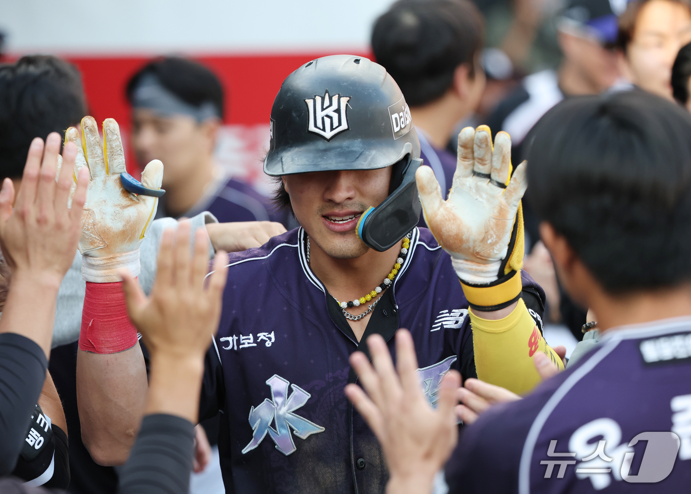 (수원=뉴스1) 김영운 기자 = 5일 오후 경기 수원시 장안구 KT위즈파크에서 열린 '2026 신한 SOL 뱅크 KBO리그' 롯데 자이언츠와 KT 위즈의 경기, 7회말 무사 주자 …