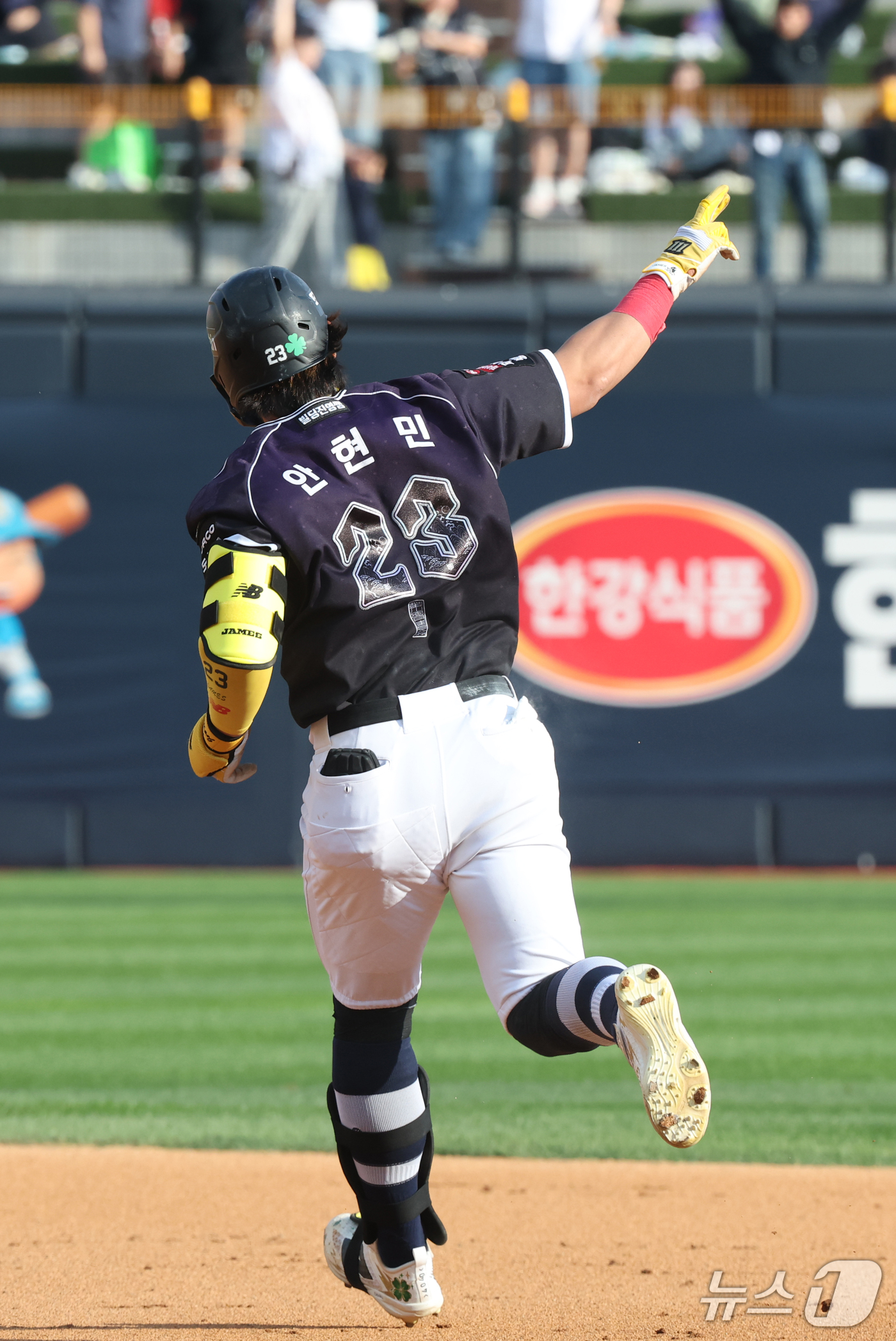 (수원=뉴스1) 김영운 기자 = 5일 오후 경기 수원시 장안구 KT위즈파크에서 열린 '2026 신한 SOL 뱅크 KBO리그' 롯데 자이언츠와 KT 위즈의 경기, 7회말 무사 주자 …