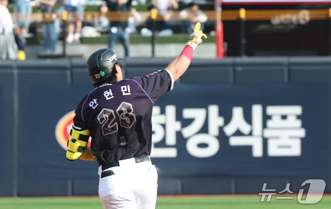 (수원=뉴스1) 김영운 기자 = 5일 오후 경기 수원시 장안구 KT위즈파크에서 열린 '2026 신한 SOL 뱅크 KBO리그' 롯데 자이언츠와 KT 위즈의 경기, 7회말 무사 주자 …