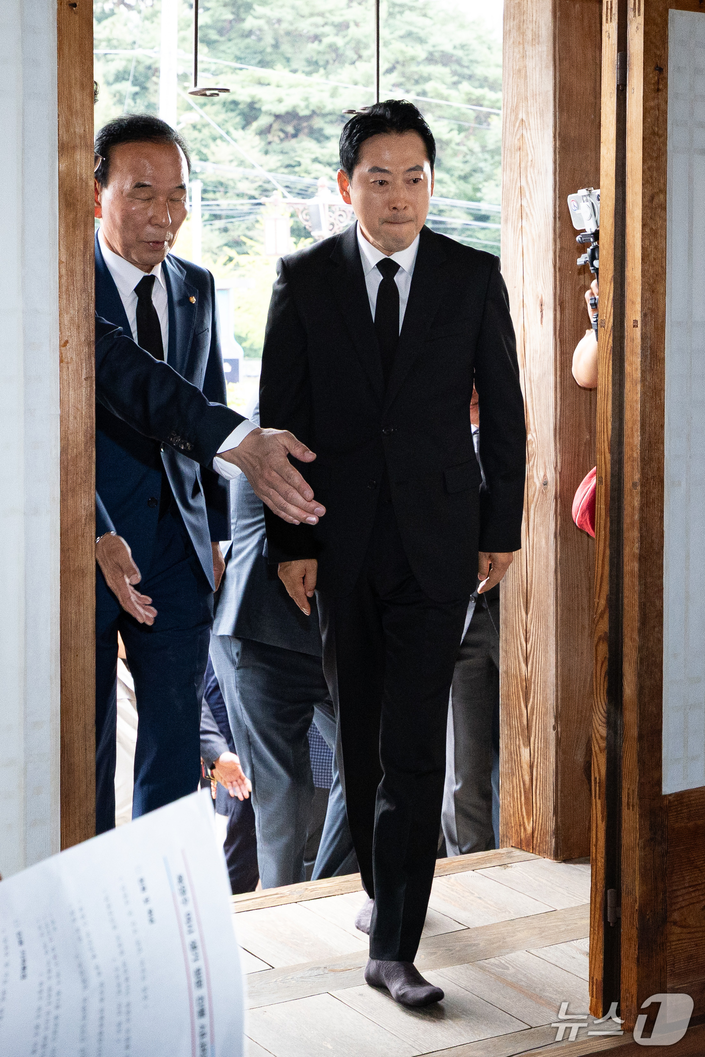 (옥천=뉴스1) 유승관 기자 = 장동혁 국민의힘 대표가 5일 충북 옥천군 고(故) 육영수 여사의 생가를 찾아 참배를 위해 들어서고 있다.역사 왜곡 논란이 이어지고 있는 허진호 감독 …