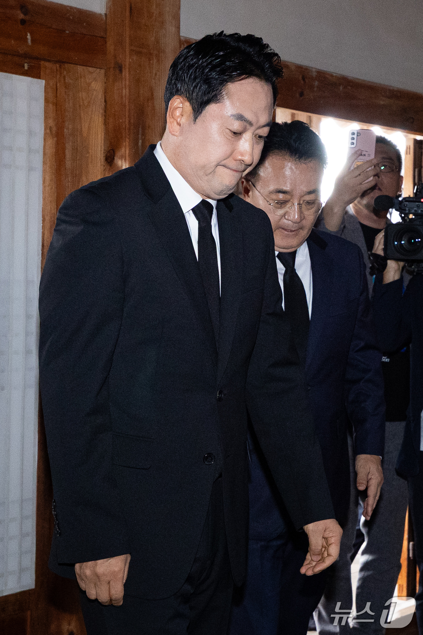(옥천=뉴스1) 유승관 기자 = 장동혁 국민의힘 대표가 5일 충북 옥천군 고(故) 육영수 여사의 생가를 찾아 참배를 위해 들어서고 있다.역사 왜곡 논란이 이어지고 있는 허진호 감독 …