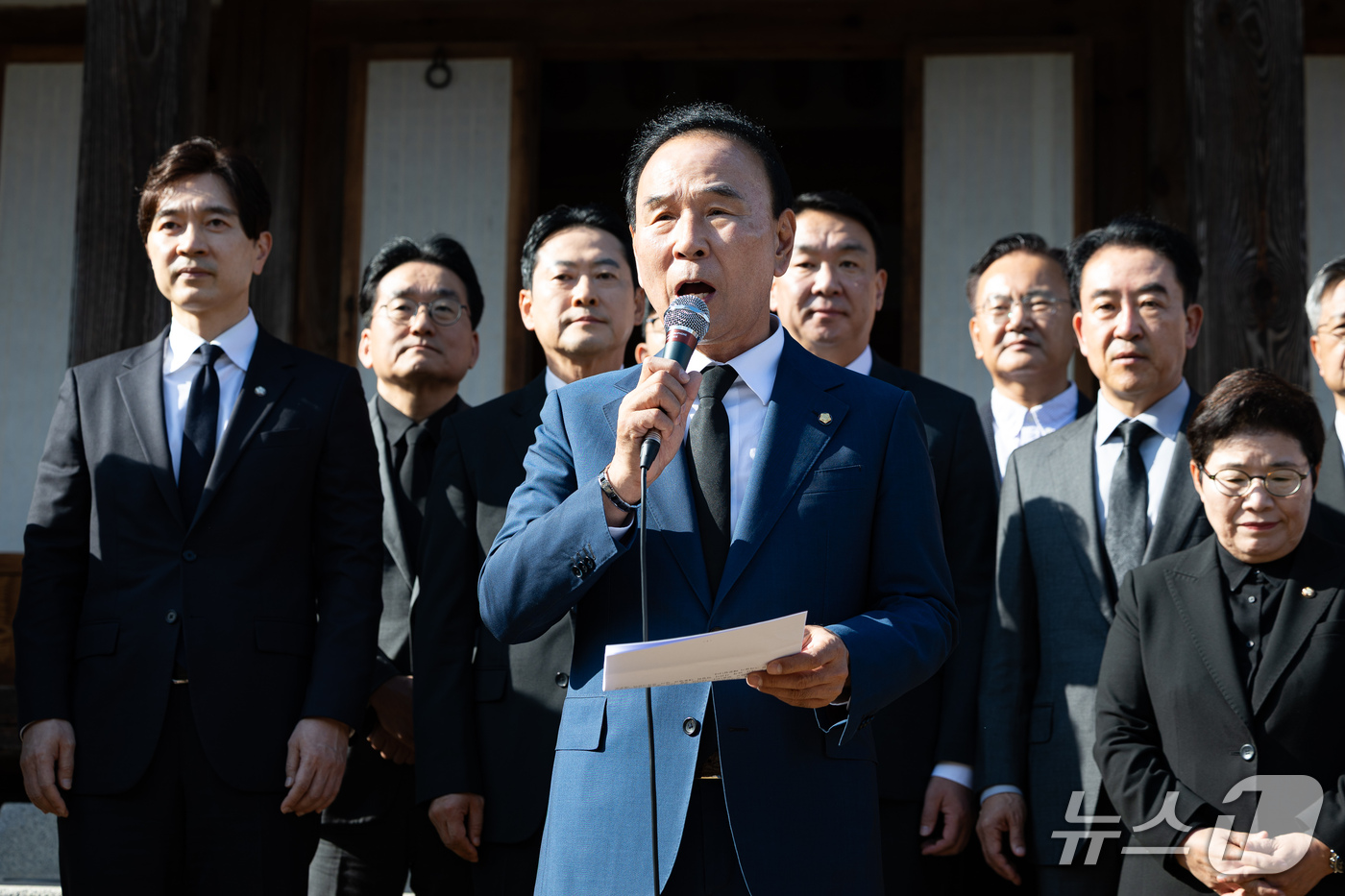 (옥천=뉴스1) 유승관 기자 = 박덕흠 국회 부의장이 5일 충북 옥천군 고(故) 육영수 여사의 생가를 찾아 장동혁 국민의힘 대표와 긴급 기자회견을 하고 있다.역사 왜곡 논란이 이어 …