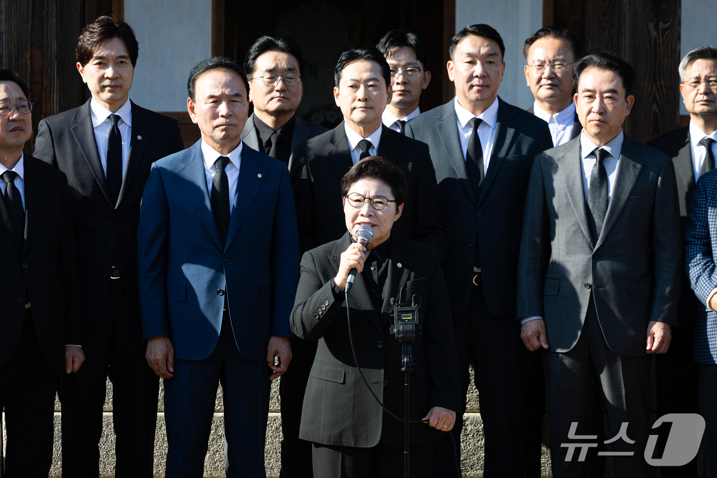 (옥천=뉴스1) 유승관 기자 = 임이자 국민의힘 정책위의장이 5일 충북 옥천군 고(故) 육영수 여사의 생가를 찾아 장동혁 국민의힘 대표와 긴급 기자회견을 하고 있다.역사 왜곡 논란 …