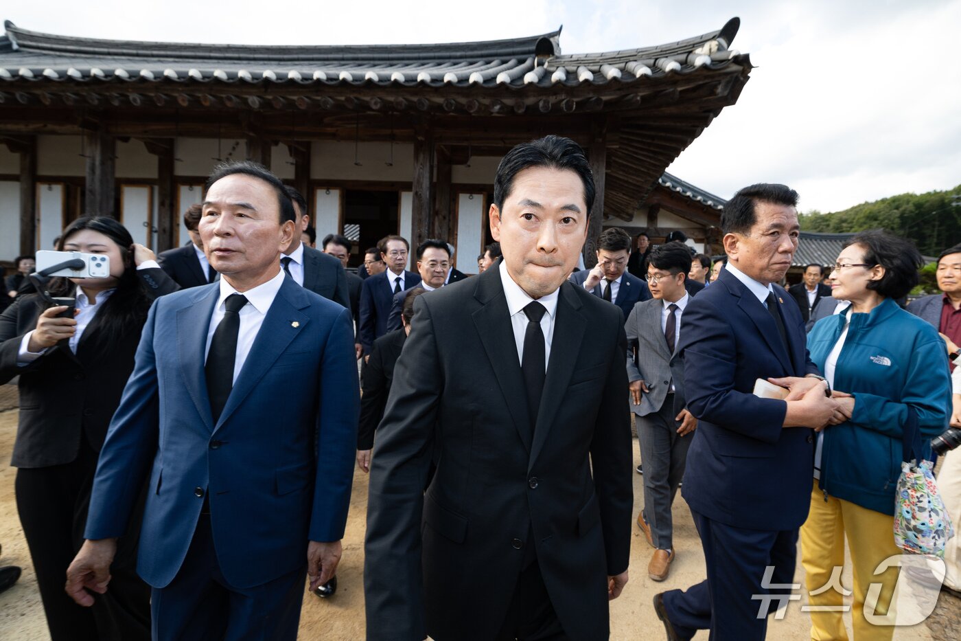 본문 이미지 - 장동혁 국민의힘 대표가 5일 충북 옥천군 고(故) 육영수 여사의 생가를 찾아 긴급 기자회견 후 생가를 나서고 있다. 2026.10.5 ⓒ 뉴스1 유승관 기자