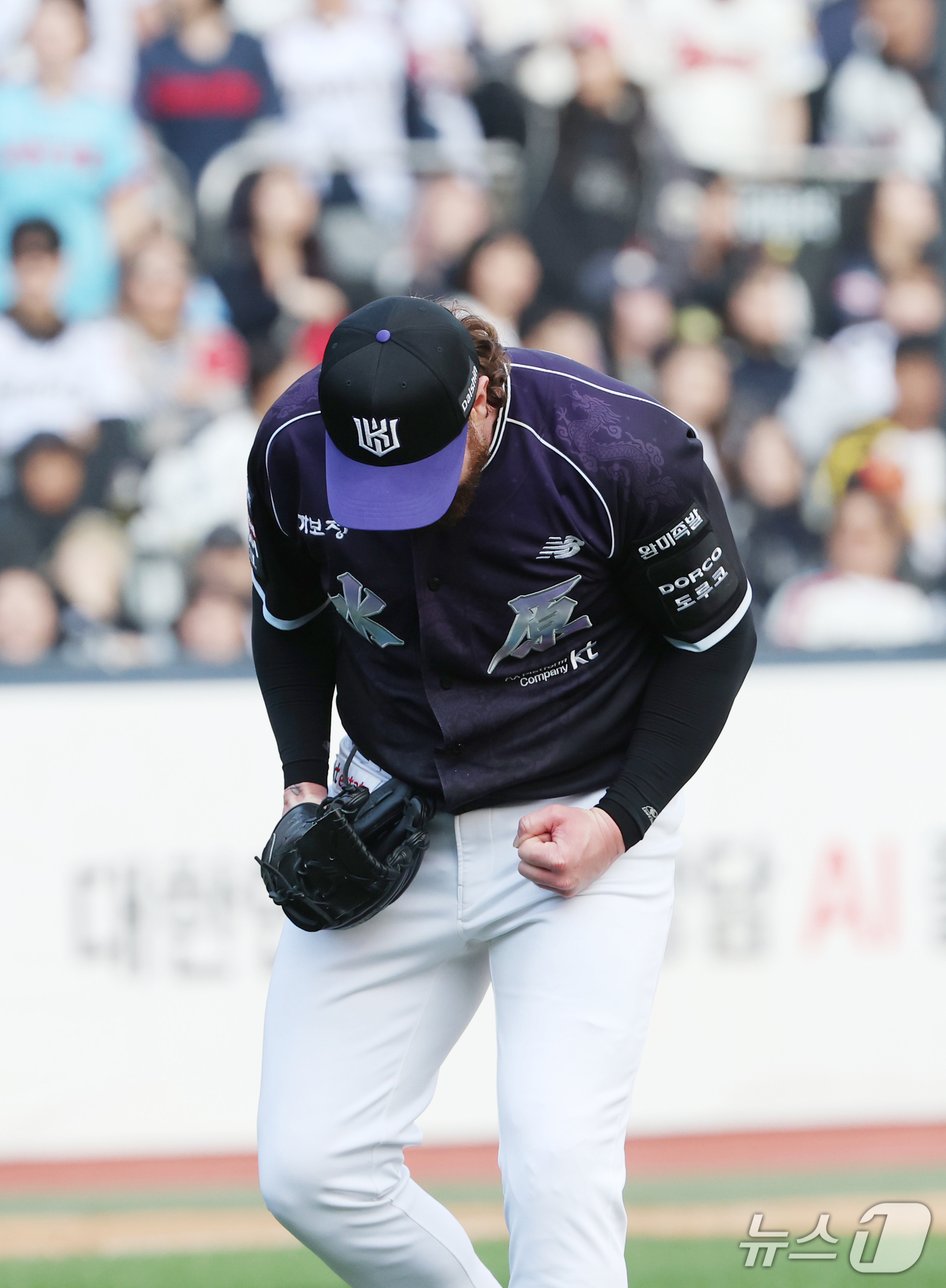 (수원=뉴스1) 김영운 기자 = 5일 오후 경기 수원시 장안구 KT위즈파크에서 열린 '2026 신한 SOL 뱅크 KBO리그' 롯데 자이언츠와 KT 위즈의 경기, 8회초 KT 로건이 …