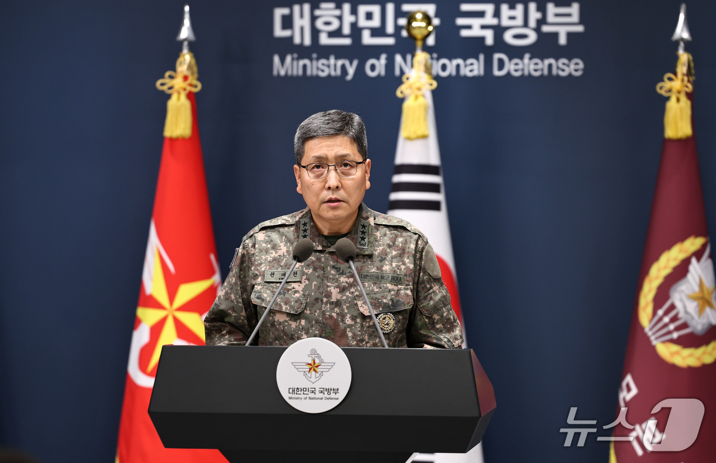 (서울=뉴스1) 구윤성 기자 = 권대원 합동참모본부 차장이 5일 서울 용산구 국방부에서 육군 25사단 비무장지대(DMZ) 지뢰 폭발상황 관련 최종 조사결과를 발표하고 있다. 202 …