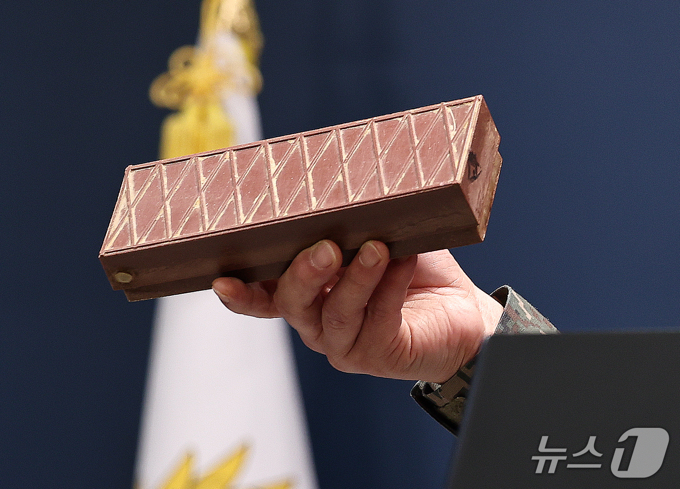 (서울=뉴스1) 구윤성 기자 = 양진혁 합동참모본부 작전부장이 5일 서울 용산구 국방부에서 북한군 수지반보병 지뢰를 들어보이며 육군 25사단 비무장지대(DMZ) 지뢰 폭발상황을 설 …