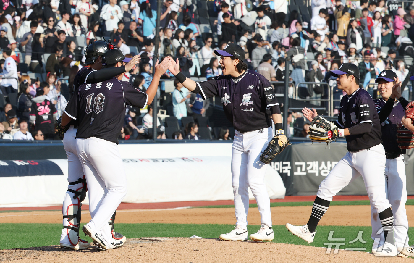(수원=뉴스1) 김영운 기자 = 5일 오후 경기 수원시 장안구 KT위즈파크에서 열린 '2026 신한 SOL 뱅크 KBO리그' 롯데 자이언츠와 KT 위즈의 경기 종료 후 KT 선수들 …