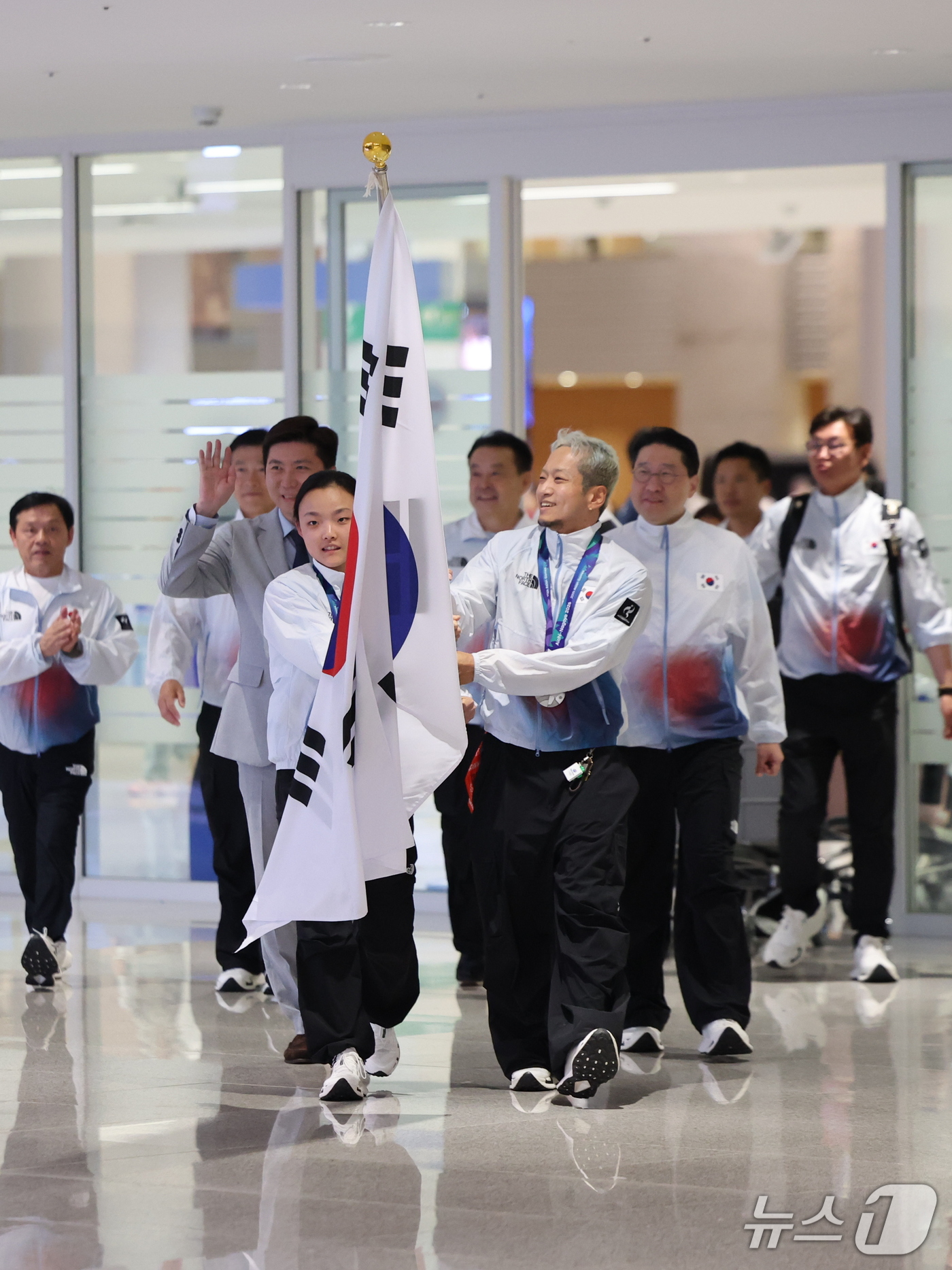 (인천공항=뉴스1) 김진환 기자 = 2026 아이치·나고야 아시안게임에 출전한 대한민국 국가대표 선수단이 5일 오후 인천국제공항 제2터미널을 통해 입국하고 있다.대한민국 선수단은 …