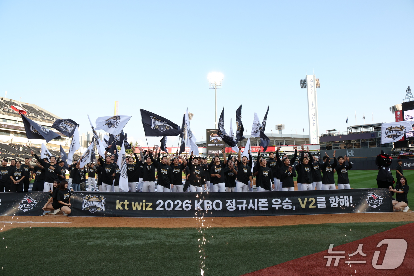 (수원=뉴스1) 김영운 기자 = KT 위즈 선수들이  5일 경기도 수원케이티위즈파크에서 열린 2026 KBO리그 프로야구 롯데 자이언츠와 kt wiz의 경기에서 승리해 정규리그 우 …