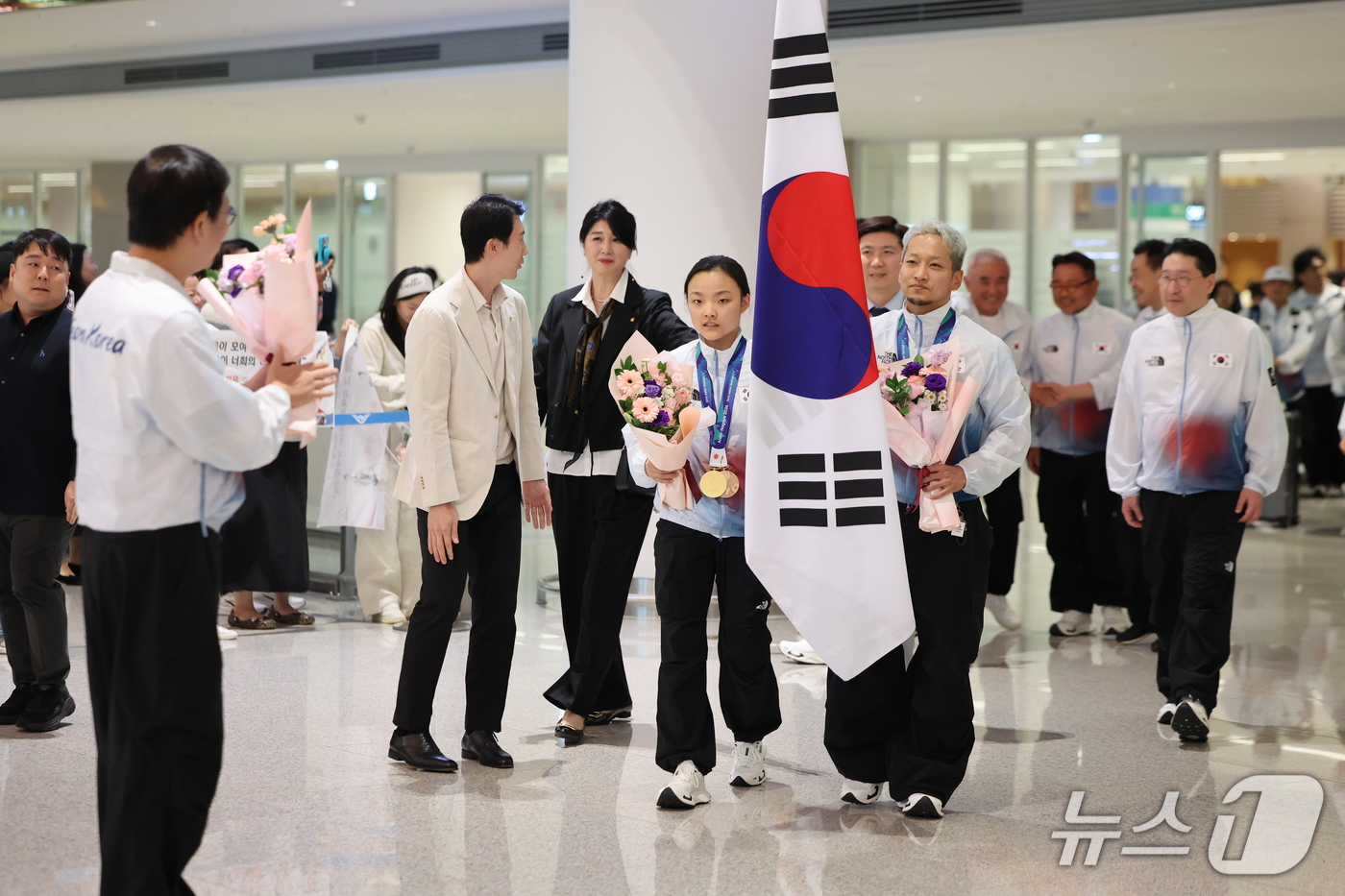 (인천공항=뉴스1) 김진환 기자 = 2026 아이치·나고야 아시안게임에 출전한 대한민국 국가대표 선수단이 5일 오후 인천국제공항 제2터미널을 통해 입국하고 있다.대한민국 선수단은 …