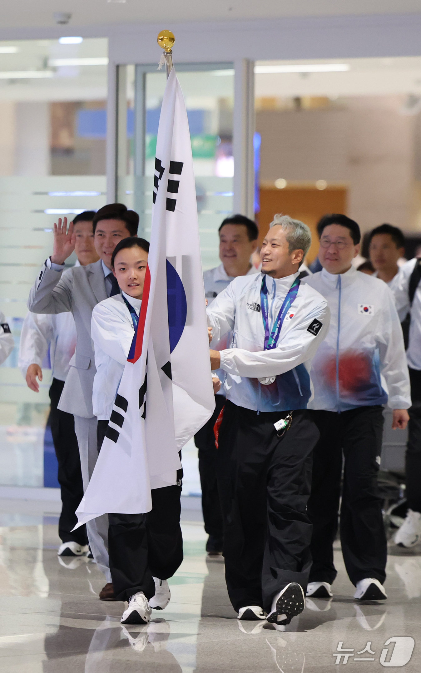 (인천공항=뉴스1) 김진환 기자 = 2026 아이치·나고야 아시안게임에 출전한 스포츠클라이밍 국가대표 서채현(왼쪽)과 브레이킹 국가대표 김홍열(홍텐)이 5일 오후 인천국제공항 제2 …