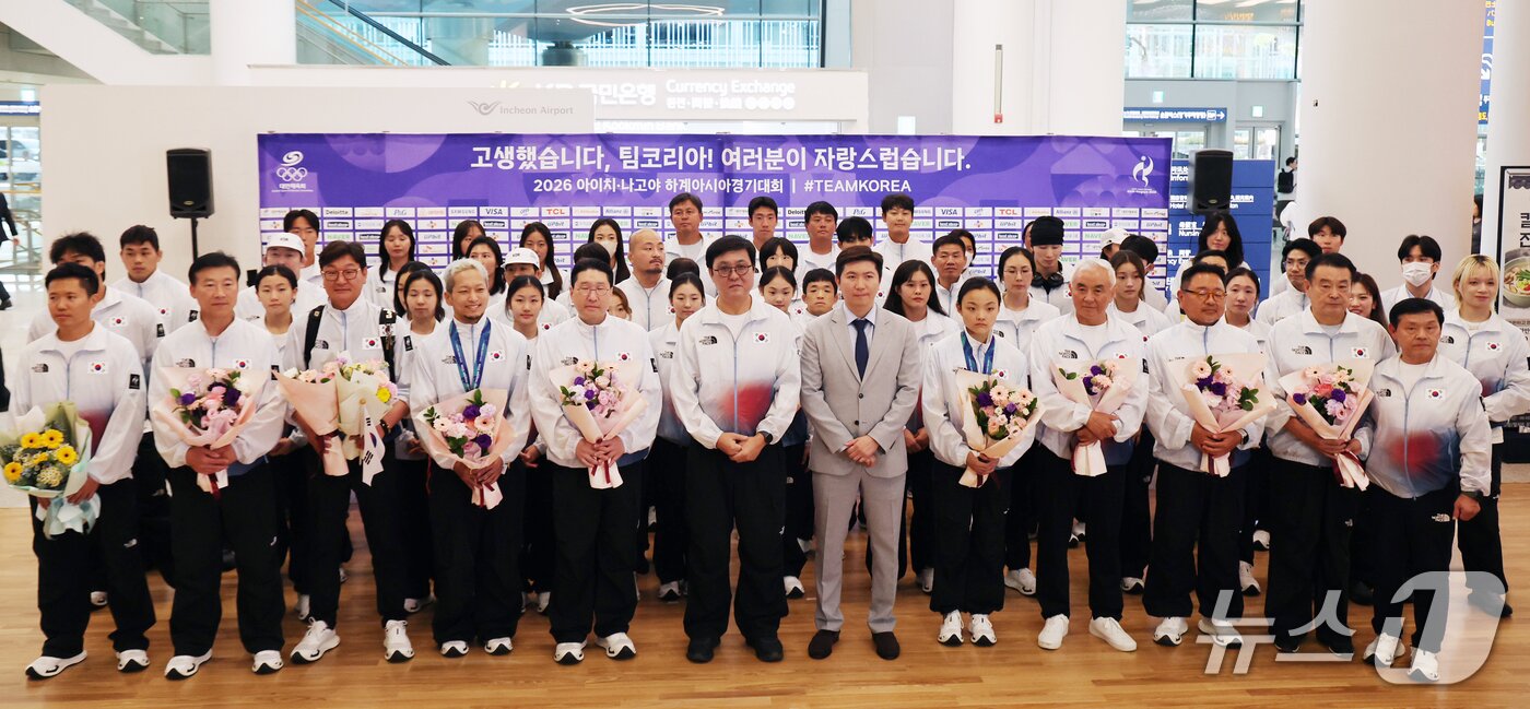 본문 이미지 - 2026 아이치·나고야 아시안게임에 출전한 대한민국 국가대표 선수단이 5일 오후 인천국제공항 제2터미널에서 열린 해단식에서 기념 촬영을 하고 있다. 대한민국 선수단은 이번 대회에서 금메달 39개, 은메달 43개, 동메달 68개를 따내며 중국, 일본에 이어 종합 3위를 기록했다. 2026.10.5 2026.10.5 ⓒ 뉴스1 김진환 기자