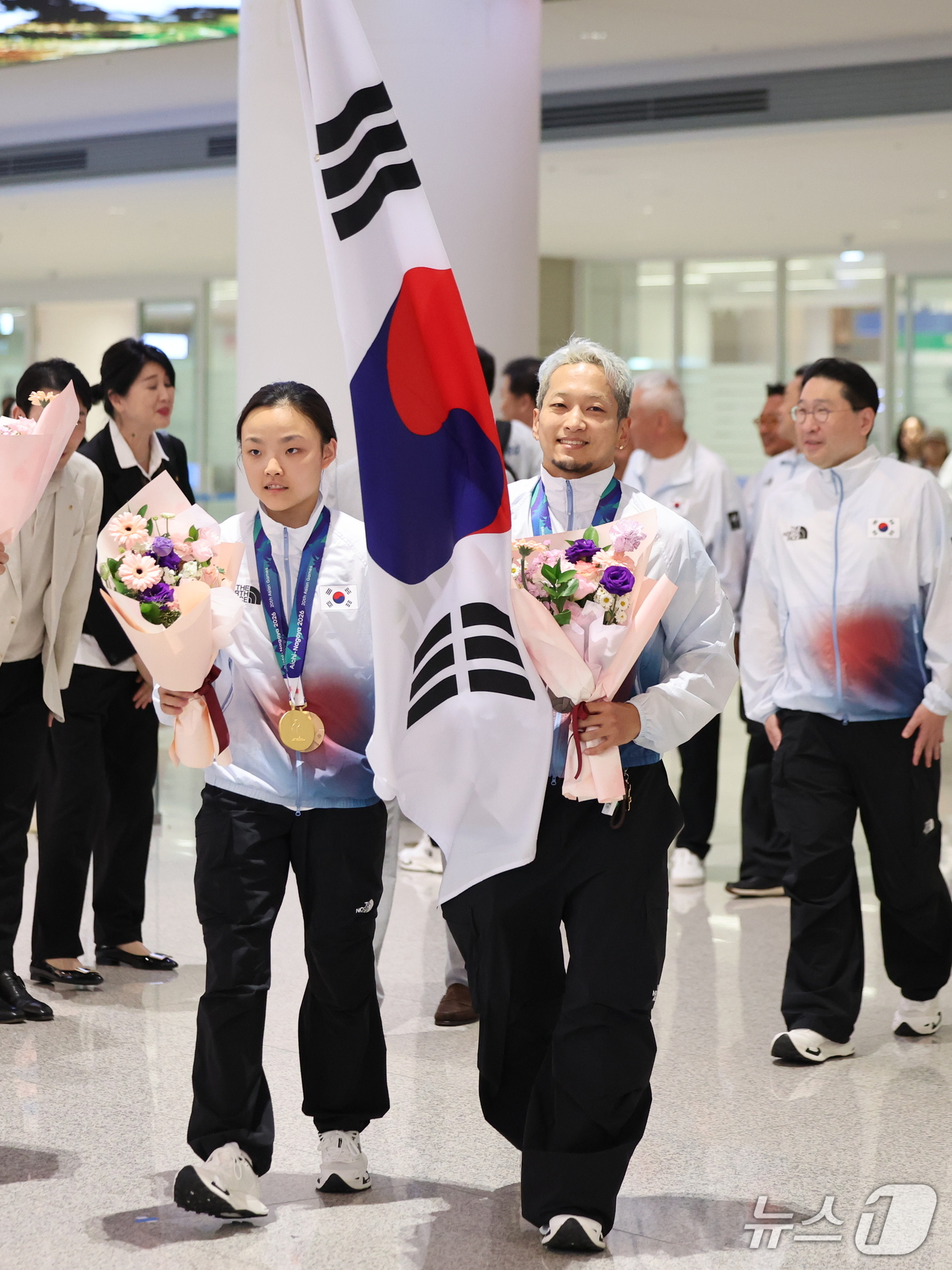 (인천공항=뉴스1) 김진환 기자 = 2026 아이치·나고야 아시안게임에 출전한 스포츠클라이밍 국가대표 서채현(왼쪽)과 브레이킹 국가대표 김홍열(홍텐)이 5일 오후 인천국제공항 제2 …