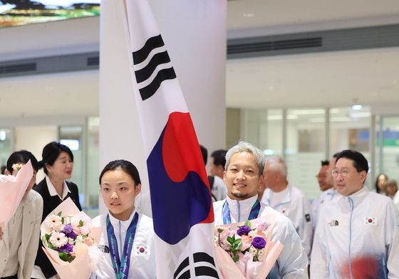 밝은 표정으로 귀국하는 서채현·김홍열