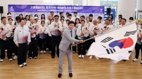 선수단기 흔드는 유승민 회장